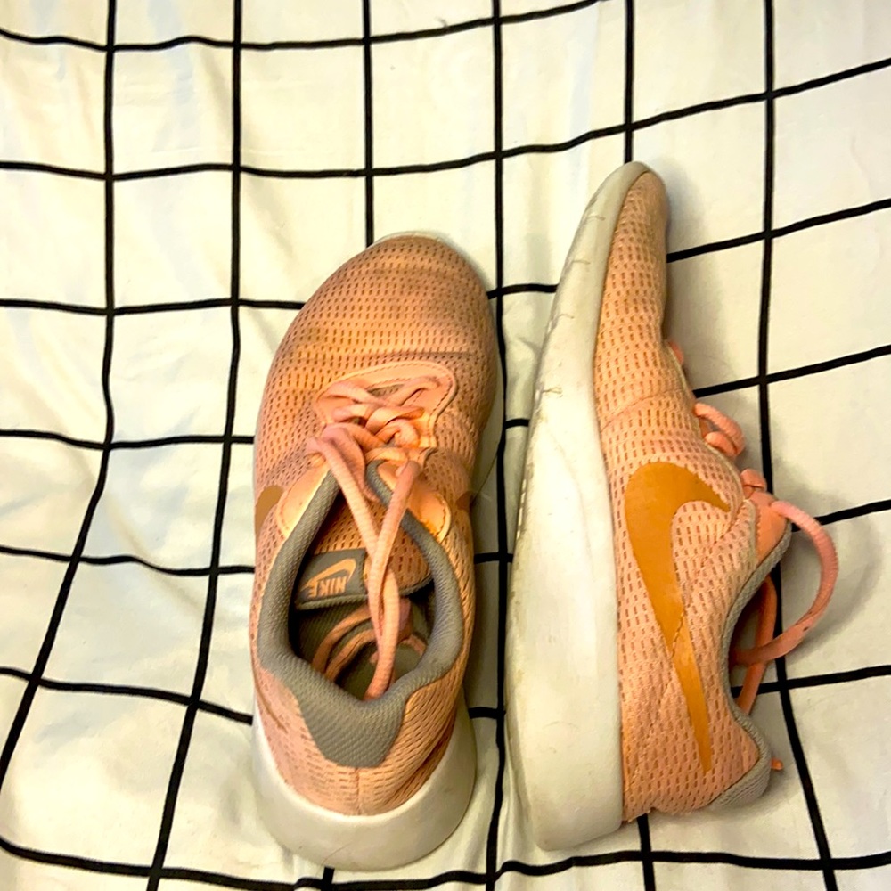 Nike tennis’s shoes pink